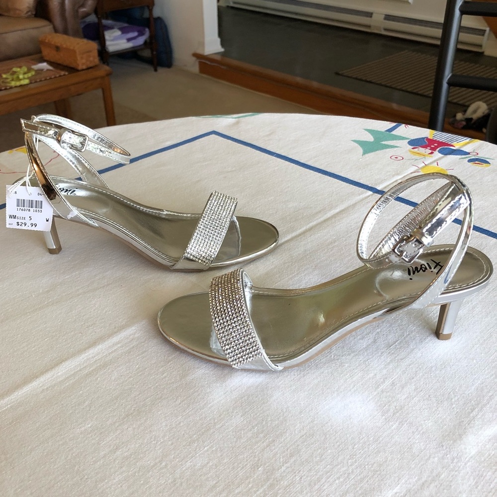 Fioni Silver Strap Heels - Size 5W (Brand New)